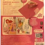 Beleef een magisch avontuur met de Disney Princess Surprise Activity Craft Set! Deze unieke knutseldoos bevat niet alleen creatieve activiteiten, maar ook een spannend verrassingselement: 4 deuren die je kunt openen. Achter elke deur wacht een nieuwe verrassing die zorgt voor urenlang speel- en knutselplezier. Er zit een verborgen sleutel in de set verstopt. Kinderen moeten deze eerst vinden voordat ze de deuren kunnen openen. Dat maakt de ontdekkingstocht nóg leuker en spannender – net alsof ze zelf een prinsessenqueeste beleven!