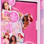 Beleef een magisch avontuur met de Disney Princess Surprise Activity Craft Set! Deze unieke knutseldoos bevat niet alleen creatieve activiteiten, maar ook een spannend verrassingselement: 4 deuren die je kunt openen. Achter elke deur wacht een nieuwe verrassing die zorgt voor urenlang speel- en knutselplezier. Er zit een verborgen sleutel in de set verstopt. Kinderen moeten deze eerst vinden voordat ze de deuren kunnen openen. Dat maakt de ontdekkingstocht nóg leuker en spannender – net alsof ze zelf een prinsessenqueeste beleven!